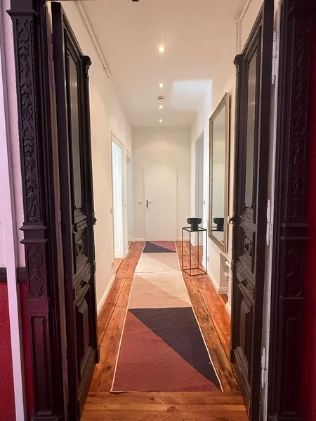 Frisch gestrichene, möblierte 2,5 Zimmer-Altbauwohnung mit Stuck, Balkon & Innenhofblick — photo 1